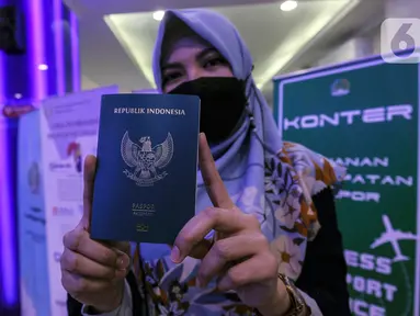 Warga menunjukkan paspor Republik Indonesia (RI) di Kantor Imigrasi Kelas 1 Non TPI Jakarta Timur, Jakarta, Jumat (14/10/2022). Sesuai Peraturan Menteri Hukum dan HAM RI Nomor 18/2022 mulai 12 Oktober 2022 masa berlaku paspor biasa paling lama 10 tahun untuk semua jenis permohonan yang telah berusia 17 tahun atau sudah menikah. (Liputan6.com/Johan Tallo)