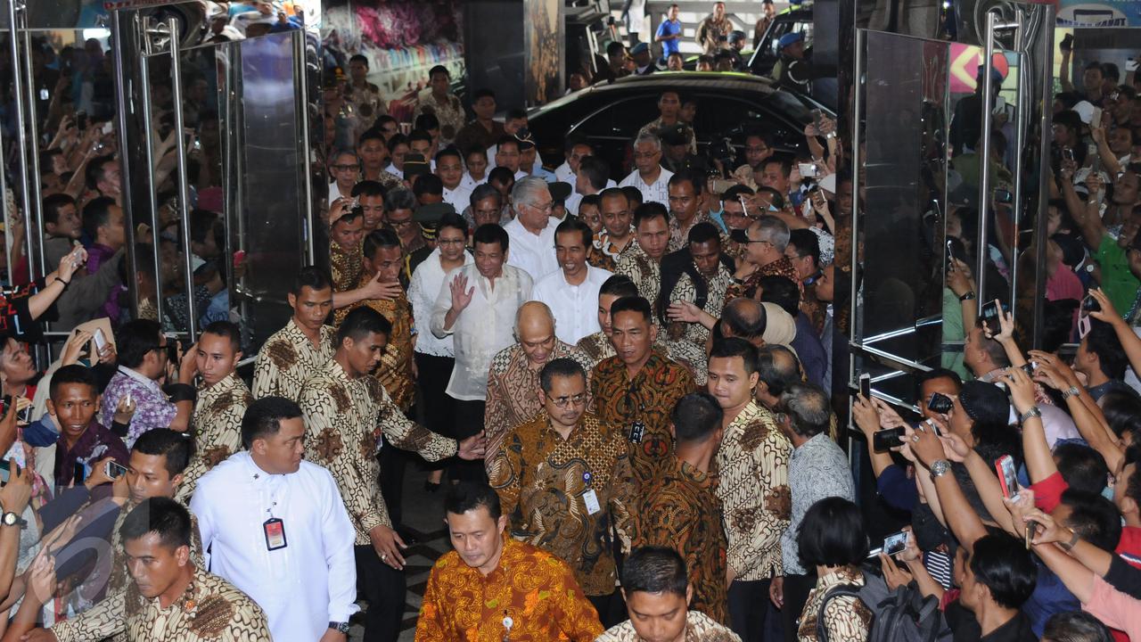 20160909-Warga Antusias Sambut Jokowi dan Duterte di Pasar Tanah Abang-Jakarta