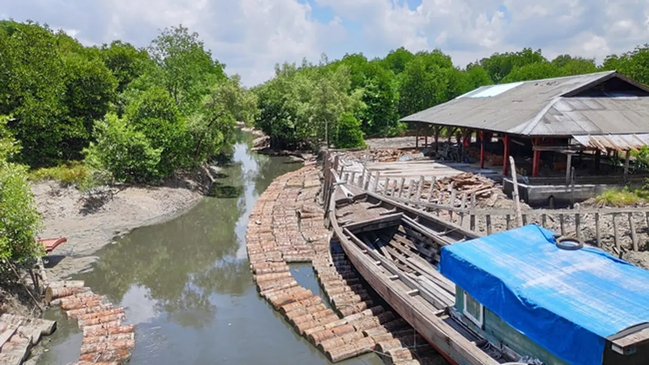 Kilang sagu di Kepulauan Meranti yang menjadi tumpuan masyarakat di lahan gambut.