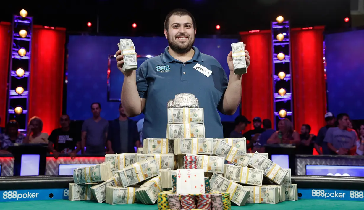 Scott Blumstein dari AS berpose untuk fotografer setelah memenangkan Kejuaraan Dunia Poker (World Series of Poker Main Event) di Las Vegas, Minggu (23/7). Scott berhasil membawa pulang 8.15 juta US Dolar atau sekitar Rp 106,7 miliar (AP Photo/John Locher)