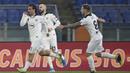 Striker Spezia, Daniele Verde (kiri) melakukan selebrasi usai mencetak gol ketiga timnya ke gawang AS Roma dalam laga babak 16 besar Coppa Italia 2020/21 di Olimpico Stadium, Roma, Selasa (19/1/2021). Spezia menang 4-2 (2-2) atas AS Roma melalui extra time. (LaPresse via AP/Alfredo Falcone)