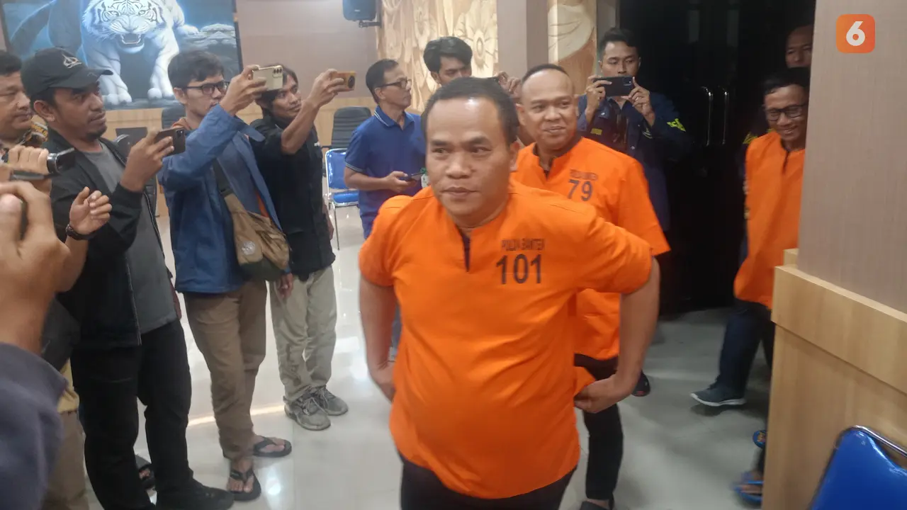 Tersangka Pemerasan Proyek Rp5 Triliun di Polda Banten. (Jumat, 16/05/2025). (Yandhi Deslatama/Liputan6.com).