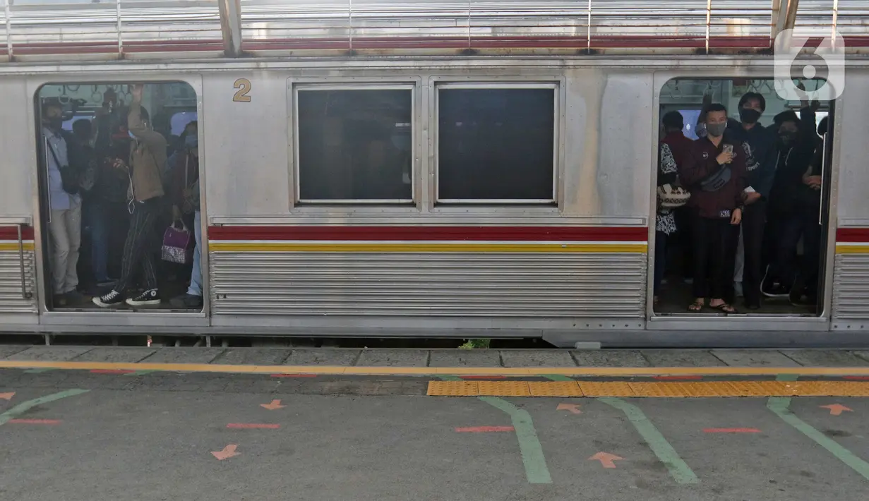 Sejumlah penumpang KRL Commuterline menaiki kereta di Stasiun Depok Lama, Depok, Jawa Barat, Selasa (9/6/2020). Stasiun Depok Lama terpantau lengang pada hari kedua dibukanya aktivitas perkantoran di Jakarta pada masa transisi Pembatasan Sosial Berskala Besar (PSBB). (Liputan6.com/Herman Zakharia)