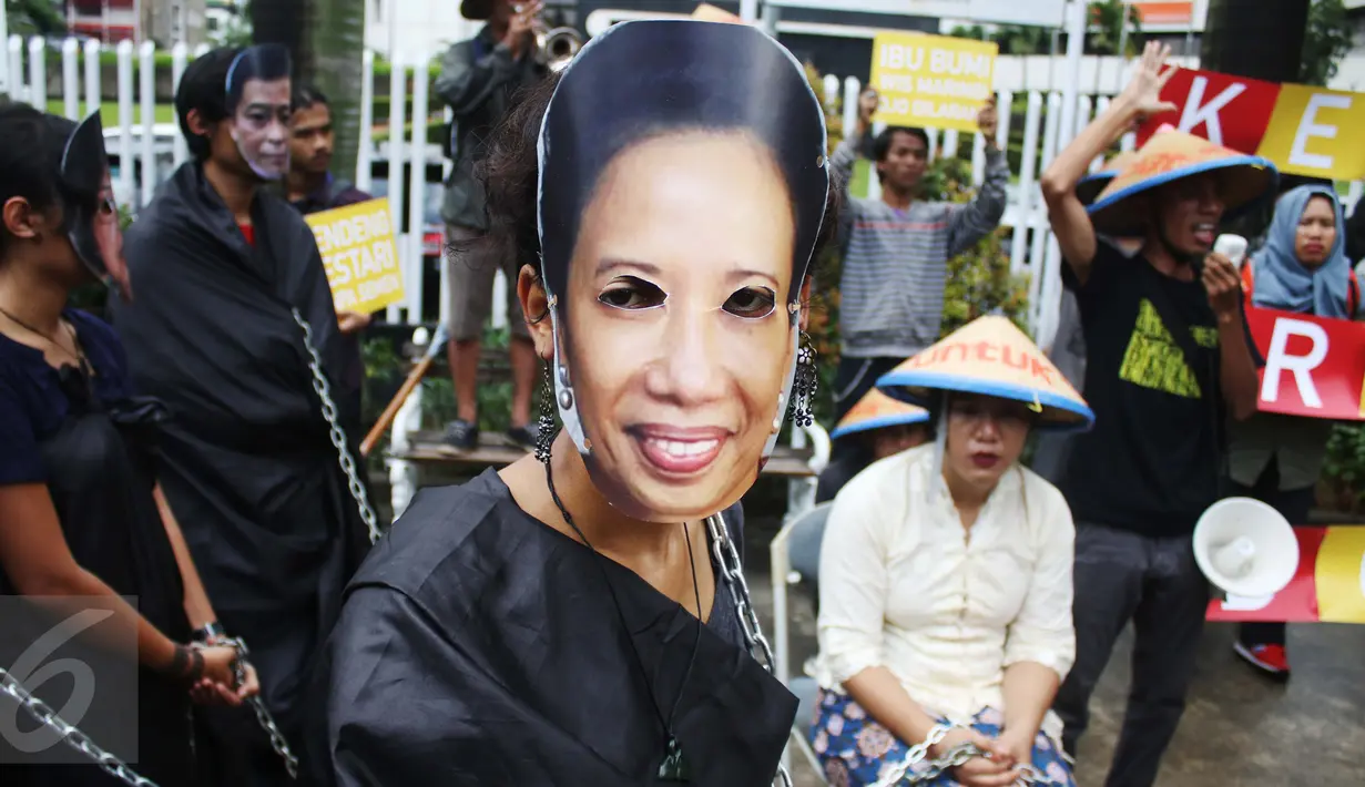 Massa dari Koalisi untuk Kendeng Lestari mengenakan topeng wajah Menteri BUMN Rini Soemarno di depan Kementerian BUMN, Jakarta, Senin (3/4). Mereka menuntut BUMN untuk tidak mengaktifkan pabrik semen di Rembang tersebut. (Liputan6.com/Angga Yuniar)