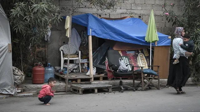 Potret Anak-Anak Pengungsi Afghanistan di Jalanan Athena