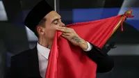 Pemain Naturalisasi Timnas Indonesia, Shayne Pattynama berpose di depan fotografer setelah Pengambilan Sumpah Janji Setia Pewarganegaraan Republik Indonesia yang berlangsung di Kantor Wilayah Kementetian Hukum dan HAM DKI Jakarta, Selasa (24/01/2023). (Bola.com/Bagaskara Lazuardi)