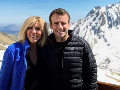 Presiden terpilih Prancis, Emmanuel Macron memiliki istri bernama Brigitte Trogneux. Meski memiliki perbedaan umur yang jauh, tidak menyurutkan keduanya untuk tetap membina rumah tangga. (AP Images)