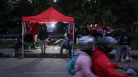 Pedagang pernak-pernik Timnas Indonesia mengeluhkan sulinya penjualan pada laga FIFA Matchday di Stadion Gelora Bandung Lautan Api, Sabtu (24/9/2022).&nbsp;(Bola.com/Bagaskara Lazuardi)