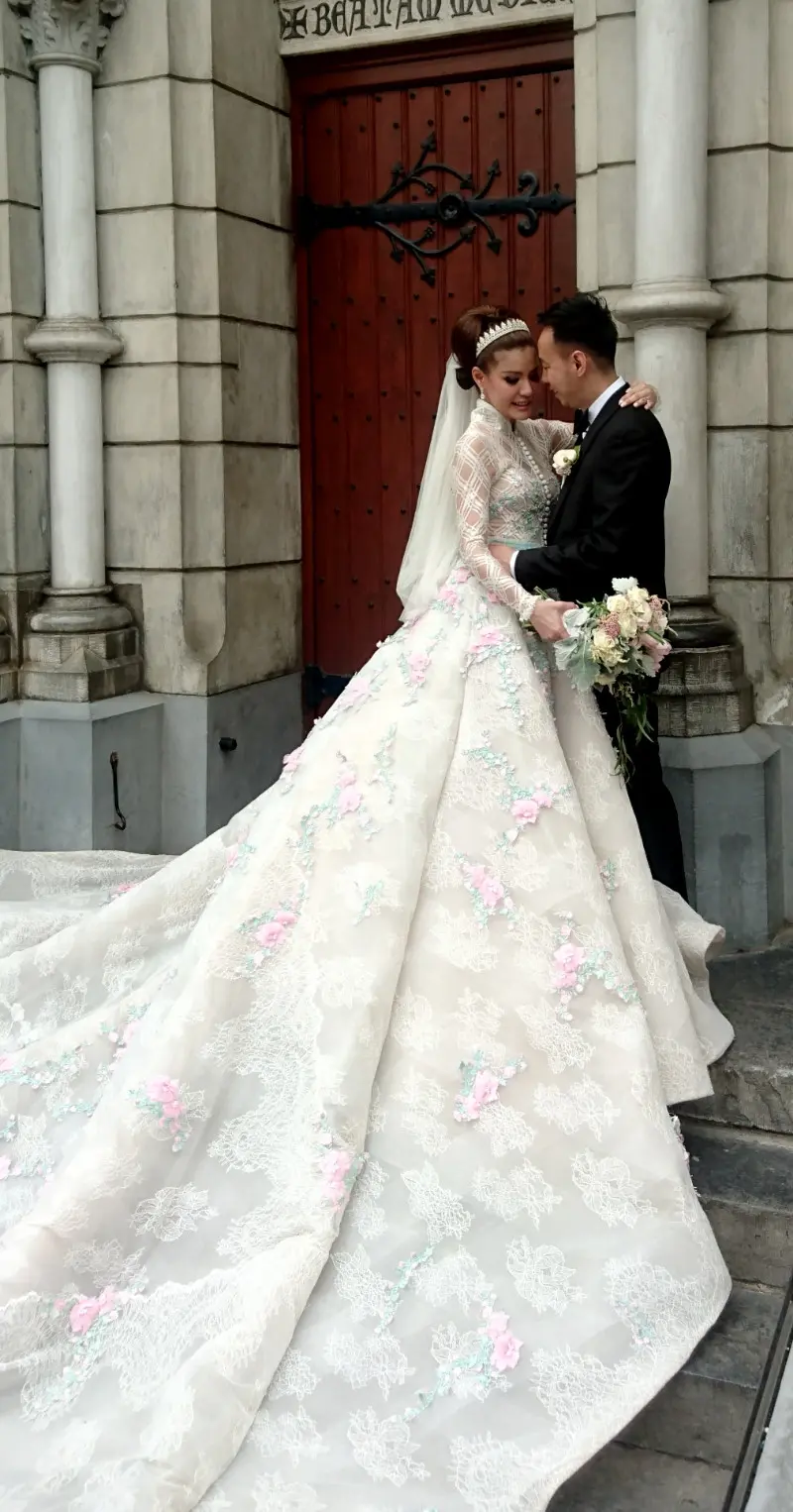 "Jadi ketemunya itu tahun 2010. Itu juga enggak sengaja. Saya membawakan sebuah acara dari Kementerian Perikanan dan Kelautan, terus mewawancarai tapi beda tempat. Dan akhirnya ketemu," ujar Olga Lydia.  (Muhamad Altaf Jauhar/Bintang.com)