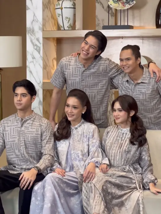 Maia Estianty tampil dengan busana sarimbit bersama ketiga putranya. Maia pun tampil dengan gaya rambut ikat setengah dengan bagian depan yang agak tinggi. [@tissabiani]