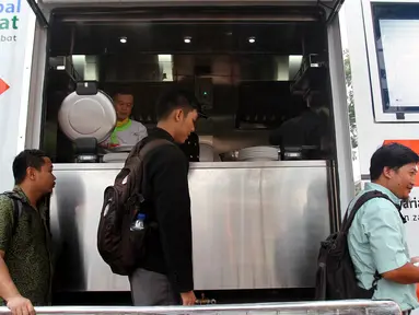 Sejumlah masyarakat mengantre untuk mengambil makanan di Food Truck di halaman masjid Istiqlal Jakarta, Rabu (24/5). Acara in imerupakan perkenalan Food Truck For Humanity. (Liputan6.com/Hardi)