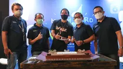 Jajaran Chief Bayarind dan pemilik Unfinished Coffee Mario Lawalata foto bersama pada perayaan ulang tahun ke-3 Bayarind di Unfinished Coffee, Jakarta, Kamis (18/02/2021). Lebih dari 1000 merchant dan 12 LOB telah bergabung di pembayaran digital Bayarind. (Liputan6.com/Fery Pradolo)