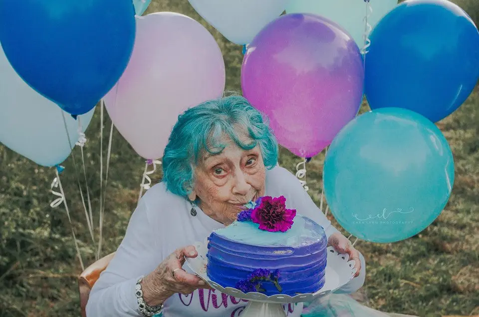 Nenek berusia 98 tahun ini tampil nggak biasa di hari ulang tahunnya. (Sumber Foto: Facebook/Cara Lynn Photography)