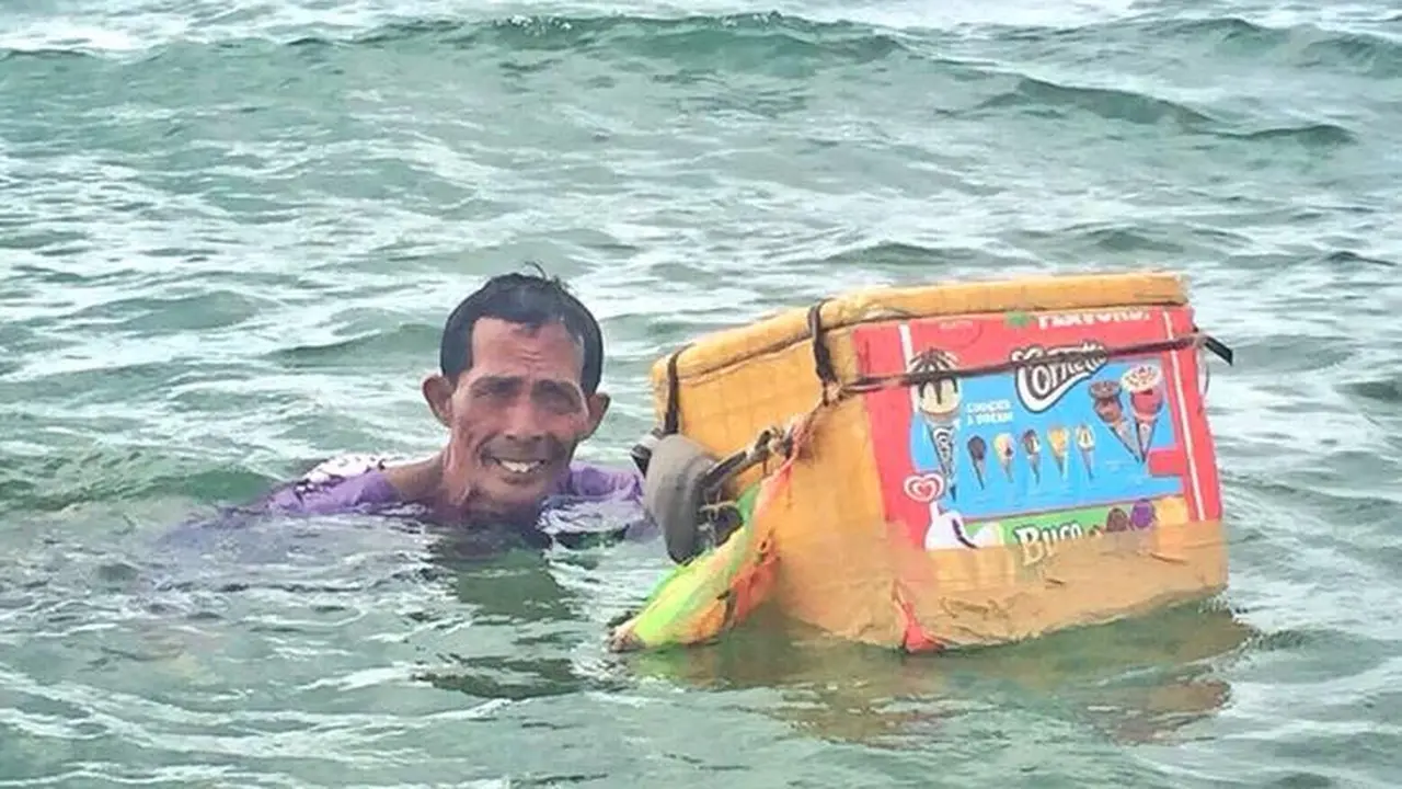 Pria Tua ini Jualan Es Krim di Tengah Laut, Demi Hidupi Keluarga