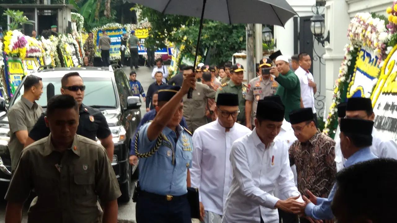 Jokowi Melayat ke Rumah Duka Gus Sholah