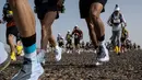 Sejumlah pelari berkompetisi pada stage pertama Marathon des Sables 2023 yang menempuh antara Jebel Irhs hingga Oued Tijekht di Gurun Sahara, Maroko, 24 April 2023. Ajang yang berlangsung dari 21 April hingga 1 Mei 2023 tersebut diikuti oleh 1200 pelari dan akan menempuh 250 km. (AFP/Jean-Philippe Ksiazek)