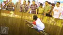 Cagub DKI Jakarta, Basuki T Purnama menyaksikan atraksi Tong Setan saat acara "Bersyukur Jakarta", Jumat (20/1). Dalam acara yang berbentuk bakti sosial dan pasar murah tersebut, terdapat hiburan dan permainan anak. (Liputan6.com/Immanuel Antonius)