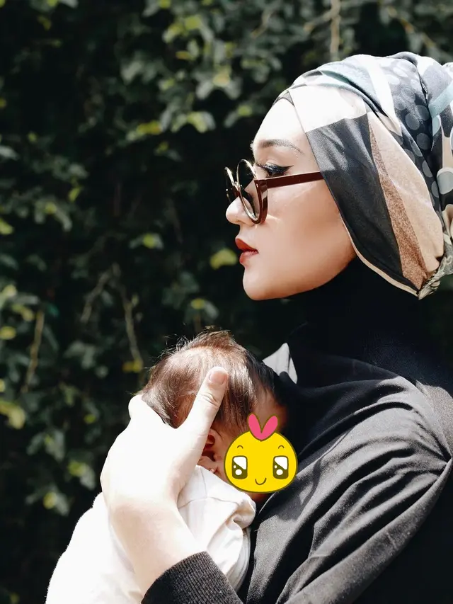 Stylish Banget, Ini 6 Gaya Dian Pelangi saat Momong Anak yang Curi Perhatian