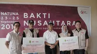 Direktur Yayasan Tunas Bakti Nusantara menyerahkan sumbangan laptop, serta buku untuk SMP N 3 Satap Bunguran Barat di pembukaan Bakti Nusantara 2019. (dok Yayasan Tunas Bakti Nusantara)