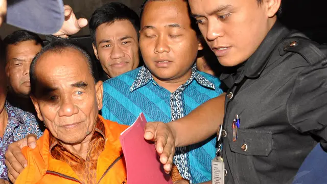 Wajah Melas Gubernur Riau Saat Dijadikan Tersangka