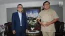 Ketua MPR yang juga Ketua Umum PAN, Zulkifli Hasan (kiri) saat menerima Ketua Umum Partai Gerindra Prabowo Subianto di Rumah Dinas Ketua MPR, Jakarta, Senin (25/6). Pertemuan kedua tokoh tersebut berlangsung tertutup. (Liputan6.com/Helmi Fithriansyah)