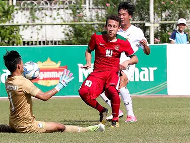 Gelandang Timnas Indonesia U-19, Egy Maulana Vikri, berusaha membobol gawang Thailand U-19 pada laga Piala AFF U-18 di Stadion Thuwanna, Yangon, Jumat (15/9/2017). Hingga babak pertama usai skor masih imbang 0-0. (Liputan6.com/Yoppy Renato)