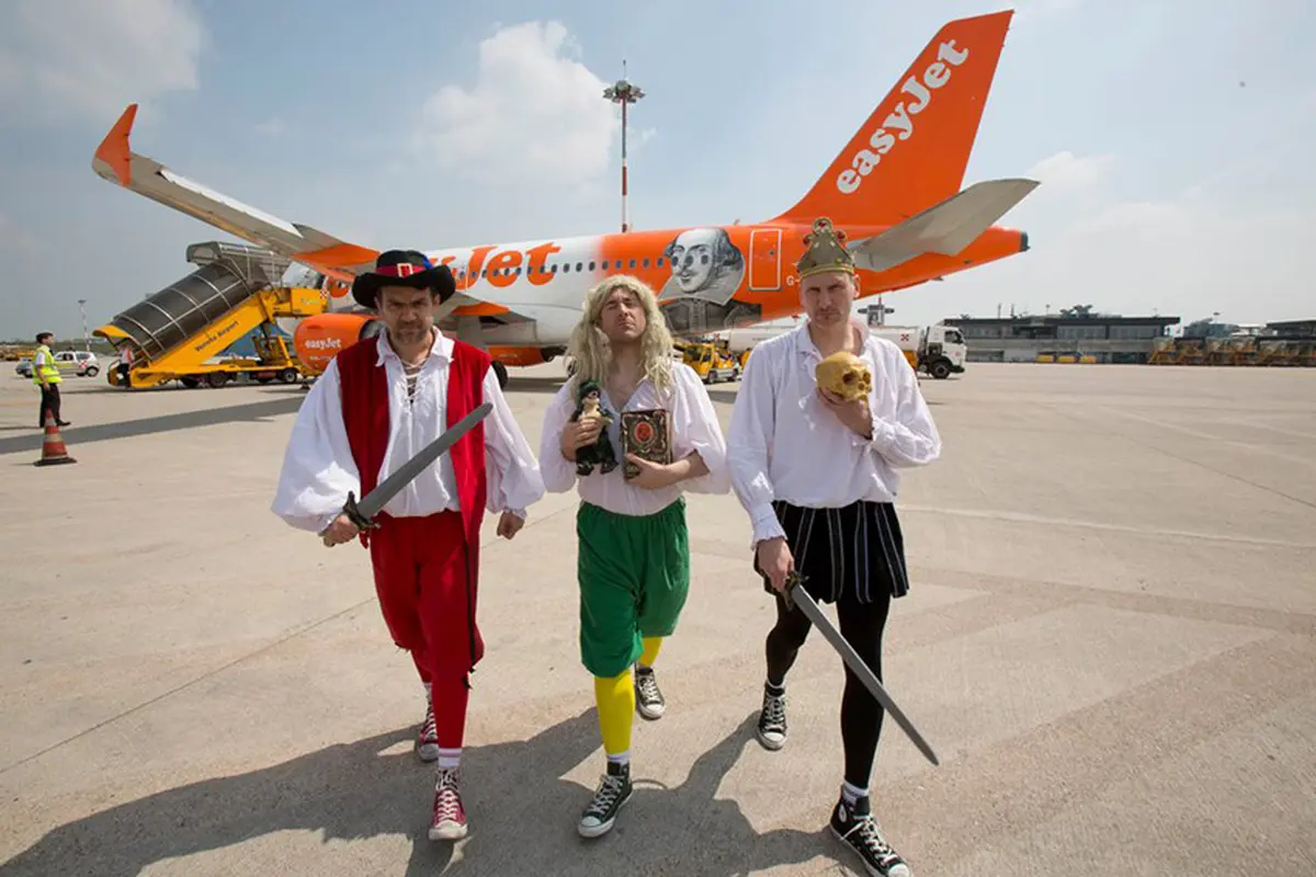 EasyJet Tampilkan Pertunjukan Teater dalam Pesawat 