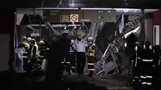 Tim tanggap darurat melakukan evakuasi setelah runtuhnya atap bangunan Rumah Sakit Charlotte Maxeke di Johannesburg, Afrika Selatan, Kamis (2/3). Atap rumah sakit itu ambruk ditengah pengerjaan konstruksi untuk menutup kebocoran. (Marco LONGARI/AFP)