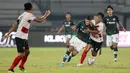 Di awal laga, permainan berjalan dengan tempo cepat. Persikabo 1973 maupun Madura United berusaha melancarkan serangan ke daerah pertahanan lawan. (Bola.com/M Iqbal Ichsan)