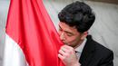 <p>Kiper keturunan Indonesia-Iran, Cyrus Margono mencium bendera Merah Putih setelah mengambil sumpah Warga Negara Indonesia (WNI) di Kanwil Kemenkumham DKI, Cawang, Jakarta, Kamis (21/03/2024). (Bola.com/Bagaskara Lazuardi)</p>