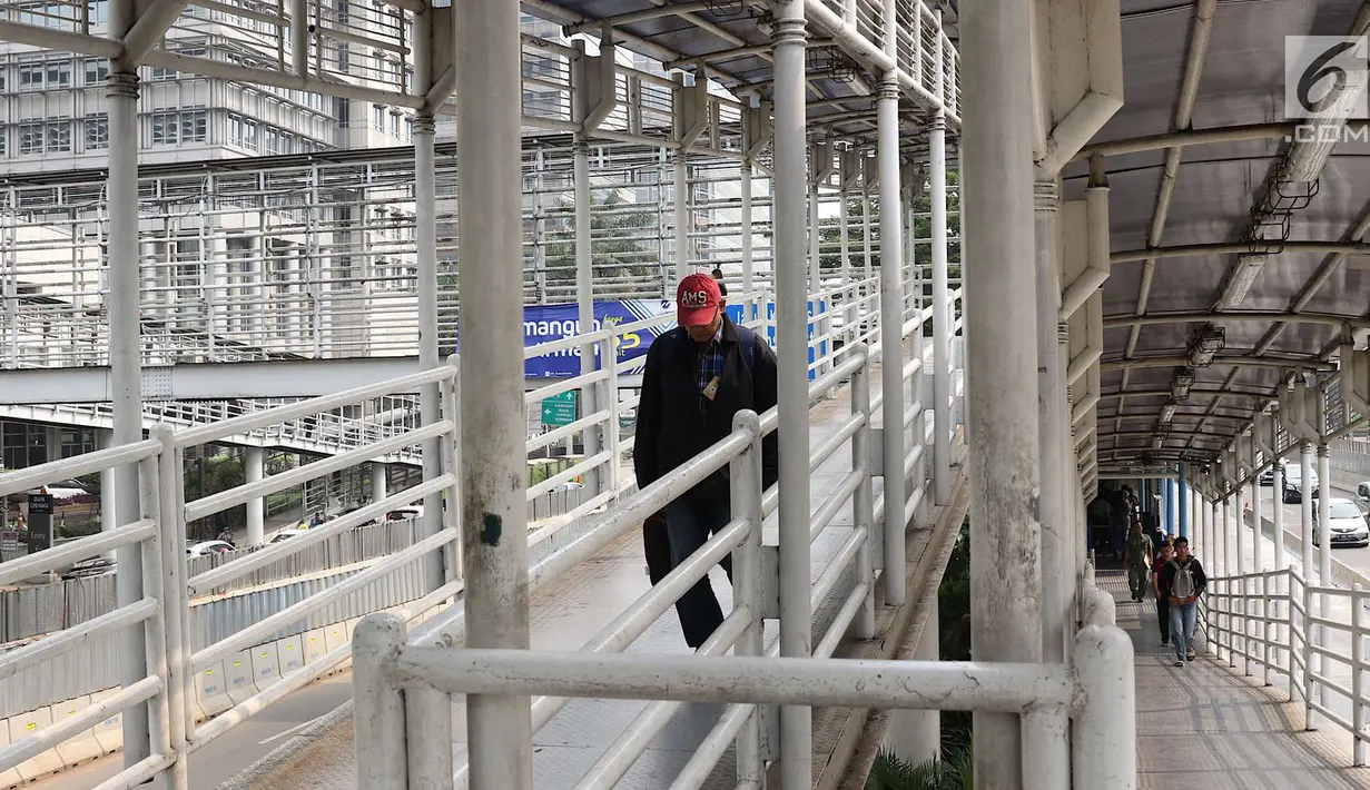 Pejalan kaki melintasi JPO Gelora Bung Karno di Jakarta, Kamis (3/5). Prioritas utama yang akan direnovasi terlebih dahulu, yaitu JPO Polda Metro Jaya, JPO Ratu Plaza, dan JPO Gelora Bung Karno. (Liputan6.com/Immanuel Antonius)