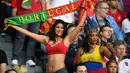 Aksi suporter Portugal saat melawan Austria pada laga kedua Grup F Piala Eropa 2016 di Parc des Princes, Minggu (19/6/2016) dini hari WIB. (AFP/Francisco Leong)