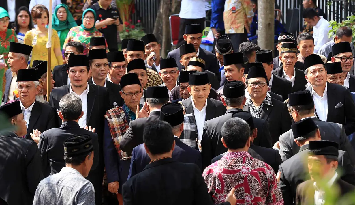 Serangkaian prosesi tidak sampai di situ, keluarga Nasution menyambut keluarga Siregar dengan membawakan tarian tor tor sambil berjalan mundur. Melihat jadwal acaranya, pesta adat ini akan berlangsung sampai Sabtu dini hari. (Deki Prayoga/Bintang.com)
