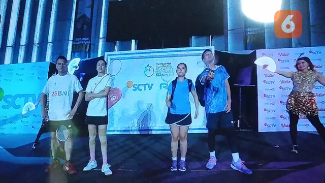 Team badminton memasuki arena