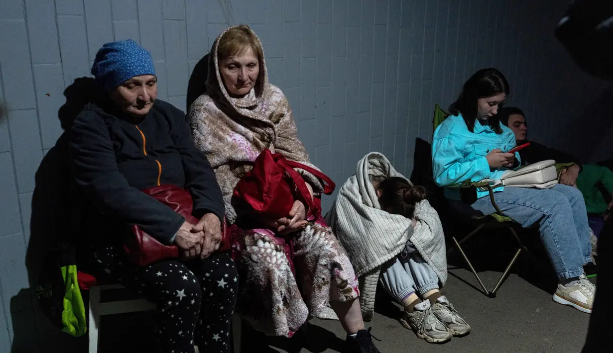 Warga berkumpul di luar gedung apartemen yang rusak akibat serangan rudal Rusia di Kyiv, Ukraina, Senin 15 Juni 2026, di tengah invasi Rusia. (OLEKSII FILIPPOV/AFP)