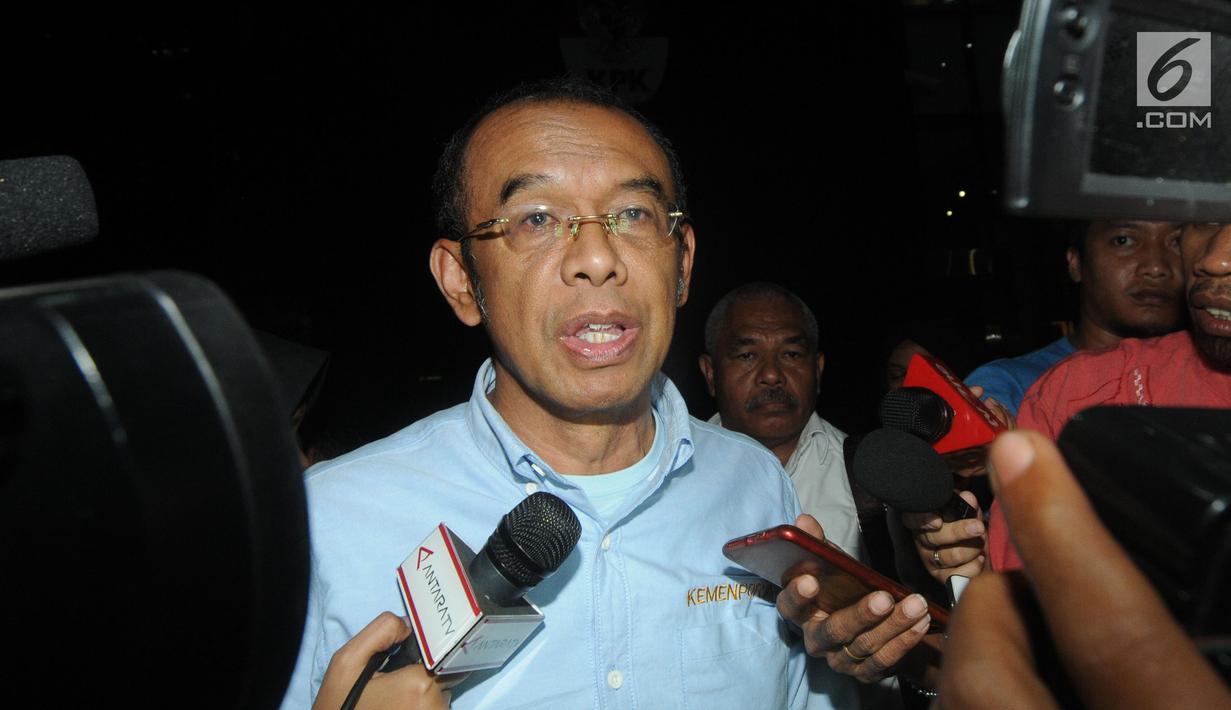 Sekretaris Menpora Gatot Sulistiantoro Dewa Broto diwawancari wartawan usai menjalani pemeriksaan di Gedung KPK, Jakarta, Selasa (24/09/2019). Gatot Sulistiantoro diperiksa sebagai saksi untuk tersangka Miftahul Ulum Asisten Pribadi Menpora Imam Nahrawi. (merdeka.com/Dwi Narwoko)