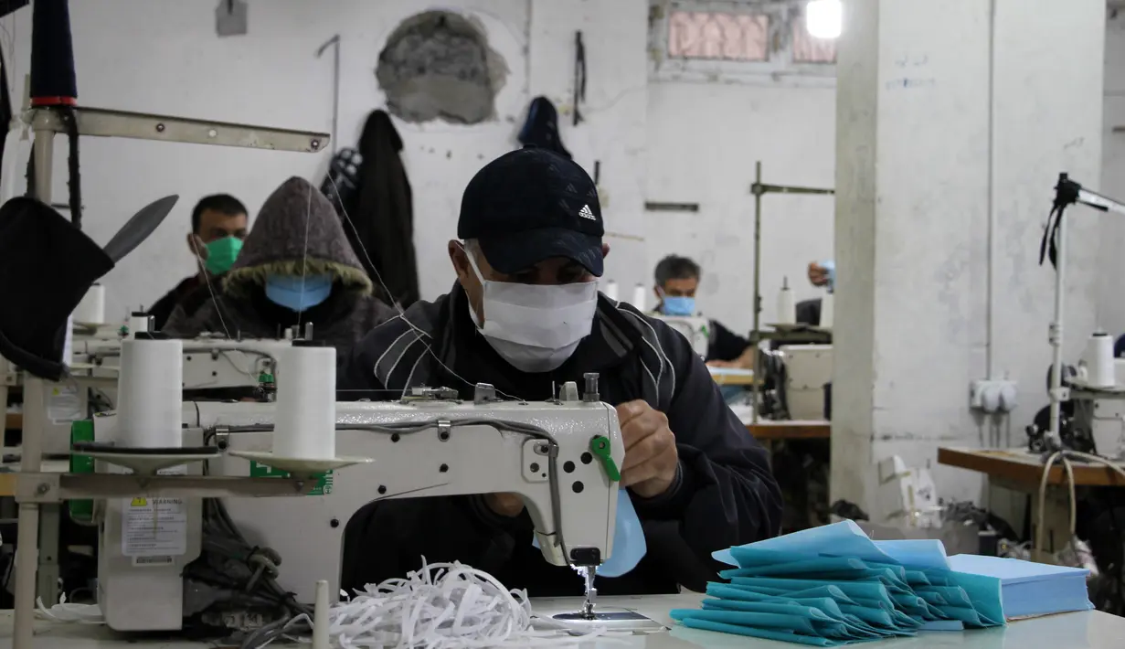 Sejumlah pekerja Palestina membuat masker di sebuah pabrik di Gaza City (13/4/2020). Palestina pada Senin (13/4) mengatakan jumlah kasus terkonfirmasi COVID-19 meningkat menjadi 308, termasuk 36 kasus di Yerusalem Timur. (Xinhua/Rizek Abdeljawad)