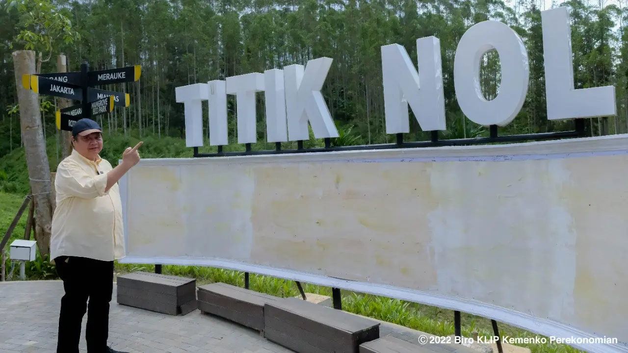 Dalam rangkaian kunjungan ke Kalimantan Timur, Sabtu (18/6/2022), Menteri Koordinator Bidang Perekonomian Airlangga Hartarto menyempatkan diri untuk meninjau langsung progres persiapan pembangunan Ibu Kota Nusantara.