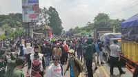 Ribuan massa buruh di Kota Tangerang kembali turun ke jalan menggelar demo menolak UU Omnibus Law Cipta Kerja. (Liputan6.com/Pramita Tristiawati)