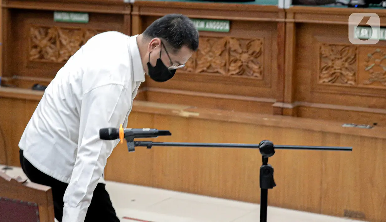 Terdakwa kasus perintangan penyidikan kematian Brigadir J, Irfan Widyanto bersiap menjalani sidang perdana di Pengadilan Negeri Jakarta Selatan, Rabu (19/10/2022). Sidang tersebut beragenda pembacaan dakwaan terhadap Irfan Widyanto beserta sejumlah terdakwa lainnya. (Liputan6.com/Faizal Fanani)