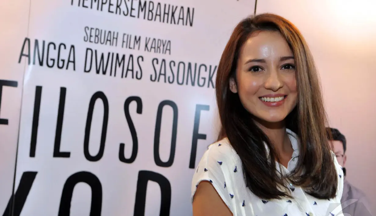 Aktris Julie Estelle saat syukuran film Filosofi Kopi, di Kuningan City, Jakarta, Kamis (8/1/2015). (Liputan6.com/Panji Diksana)