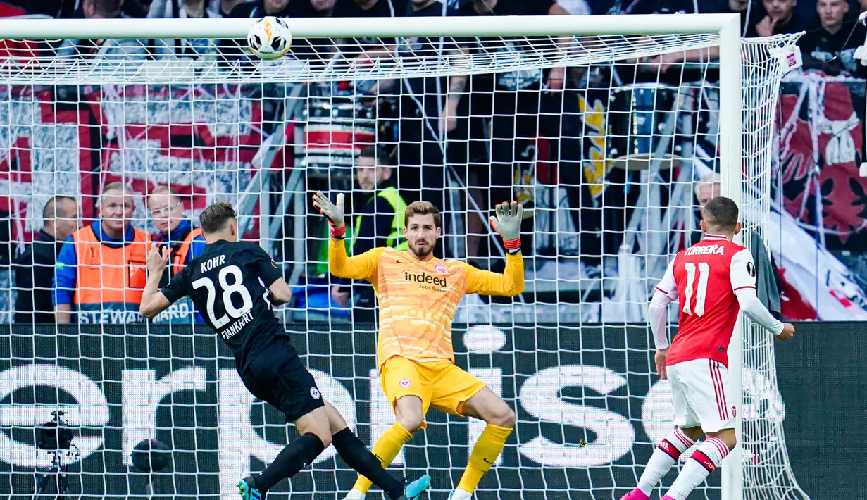 Gelandang Arsenal, Lucas Torreira, berusaha membobol gawang Eintracht Frankfurt pada laga Europa League di Frankfurt, Kamis (19/9). Frankfurt kalah 0-3 dari Arsenal. (AFP/Uwe Anspach)