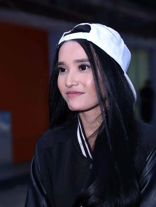 Tak hanya gaya saja yang rapper, tetapi Adilla pun ternyata penyuka music rapper dan dia tentunya dapat bernyanyi genre hip-hop . (Nurwahyunan/Bintang.com)