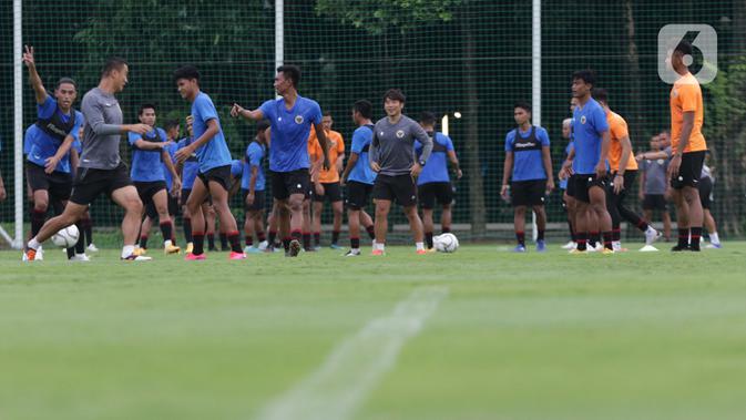 Pemain Timnas Indonesia U-22 saat mengikuti latihan perdana di Lapangan D, Kompleks Gelora Bung Karno, Senayan, Jakarta, Rabu (10/2/2021). Latihan perdana Timnas U-22 diikuti 31 pemain yang dipersiapkan untuk ajang SEA Games 2021 di Vietnam. (Liputan6.com/Helmi Fithriansyah)
