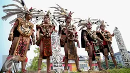 Puluhan warga suku dayak landak mengikuti festival karnaval khatulistiwa di Pontianak, Kalimantan Barat, Sabtu (22/8/2015). Kegiatan ini dalam rangka memperingati Hari Ulang Tahun (HUT) ke-70 Kemerdekaan Republik Indonesia. (Liputan6.com/Faizal Fanani)