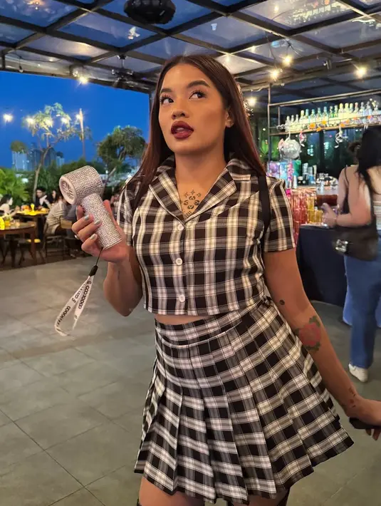 Cantika Abigail tampil mengenakan setelan tartan hitam, dari atasan kemeja crop dipadukan mini skirt pleated. Ia tampil sebagai karakter Dionne Davenport. [@abigailcantika]