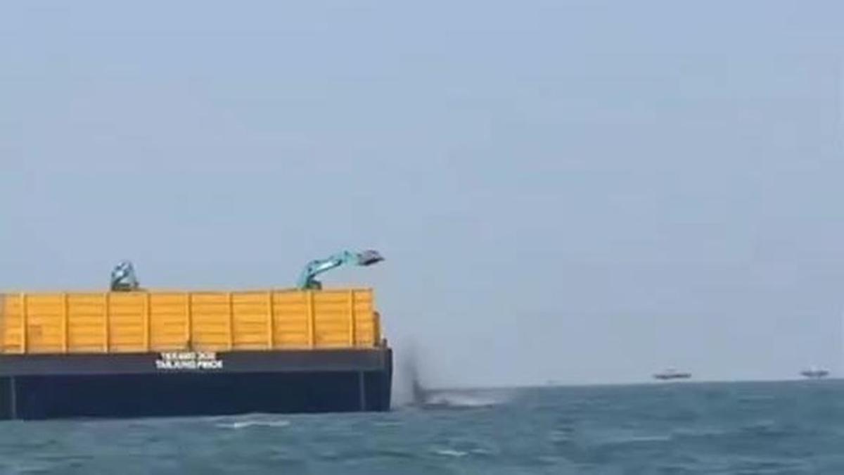 Viral Tongkang Buang Material di Laut Banten, Pemprov Sebut Miskomunikasi