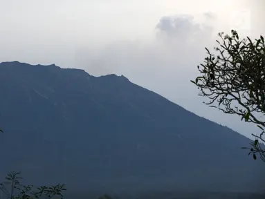 Lanskap Gunung Agung terlihat dari kawasan Karangasem, Bali, Sabtu (2/12). Hingga hari ini, penampakan asap dari kawah Gunung Agung semakin berkurang dibanding beberapa hari lalu. (Liputan6.com/Immanuel Antonius)