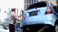 [VIDEO] Rem Blong, Mobil Nyangkut Pohon di Senayan