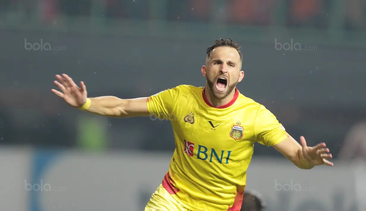 Pemain Bhayangkara FC, Ilija Spasojevic merayakan golnya ke gawang Persija Jakarta pada lanjutan Liga 1 2017 di Stadion Patriot Bekasi, Sabtu (12/11/2017). Bhayangkara bermain imbang 1-1 lawan Persija. (Bola.com/Nicklas Hanoatubun)